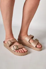Sandalias de goma con hebillas ajustables, disponibles en color negro, verde militar, plateado y dorado.