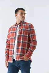Camisa de hombre a cuadros color rosa, blanco y azul, de corte slim, manga larga, con bolsillo en el pecho y logo bordado.