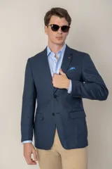 Saco color beige de poliéster, con solapa de muesca, cierre de dos botones, corte clásico y medio forro.