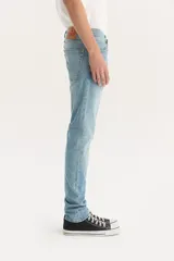 Pantalón de jean celeste, de corte skinny, con tiro medio y bolsillos delanteros y traseros.