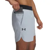 Short deportivo azul con cintura elástica negra, bolsillos laterales con cierre y logo de la marca en la pierna izquierda.