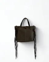 Cartera de cuero verde oliva con flecos largos laterales y manijas cortas.