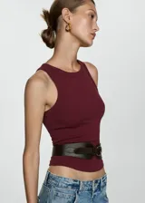 Musculosa marrón de tejido de canalé con cuello redondo y corte recto.