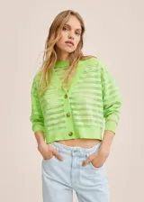 Cardigan corto color verde lima con rayas horizontales transparentes y botones marrones.