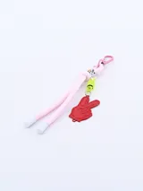 Llavero con dije de mano haciendo el signo de la victoria, con cordón rosa y gancho metálico rosa.