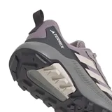 Championes de trekking Adidas Terrex Anylander color lila con detalles en gris y beige.