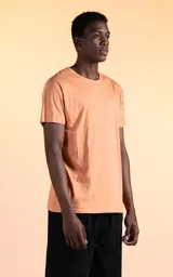 Remera color canela de algodón pima peruano, corte slim fit y cuello redondo. Con pliegues diferenciales en cuello, mangas y cintura.