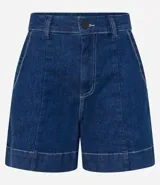 Bermuda de jeans azul oscuro, con cintura alta, trabillas, cierre con cremallera y botón, bajo ancho y bolsillos delanteros tipo cuchillo.