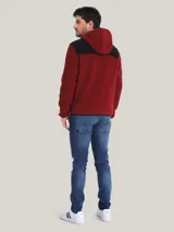 Campera con capucha Tommy Hilfiger, color rojo y negro, con cierre de cremallera, bolsillos laterales con cierre y logo de la marca bordado en el pecho.