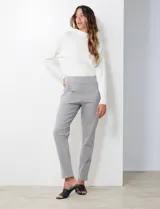 Jegging gris de algodón elastizado con pretina ancha elastizada, bolsillos delanteros simulados y bolsillos traseros aplicados.