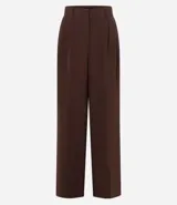 Pantalón largo de vestir color marrón chocolate, de corte sastrero con pliegues en la parte delantera y trabillas en la cintura. Confeccionado en poliéster y elastano.