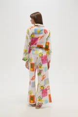 Pantalón de algodón estampado con motivos tropicales, corte recto y cintura alta con punto smock.