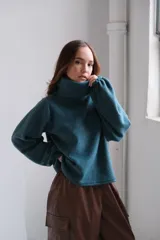 Sweater azul eléctrico de viscosa, con cuello alto y mangas largas abullonadas.