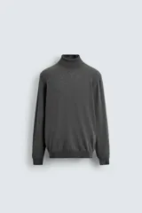 Jersey gris oscuro de punto fino, corte regular, cuello alto y manga larga.