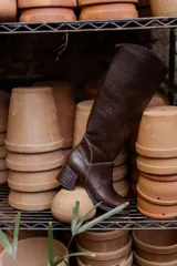Botas de cuero negras con caña alta y taco cuadrado forrado en cuero.