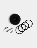 Set de accesorios para el pelo color negro, incluye una dona para moño, cuatro gomitas elásticas y cuatro horquillas.