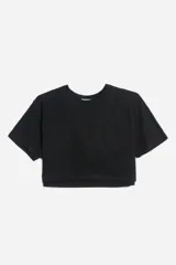 Remera negra de corte cropped y estilo oversized.