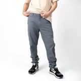 Pantalón de hombre tipo utility de corte recto y diseño estilizado, ideal para uso diario.