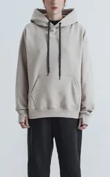 Hoodie color beige de frisa premium, con capucha ajustable y puños elastizados.