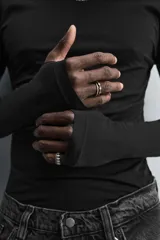 Camiseta de manga larga color crudo, corte ajustado y cuello redondo. Tiene aberturas en los puños y efecto lavado.