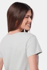Remera azul de algodón y poliéster, de corte recto, cuello redondo y manga corta.