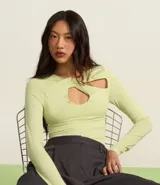 Blusa manga larga color verde claro, confeccionada en microfibra con escote diferenciado estilo gota y ribete delantero.