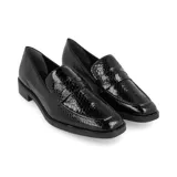 Mocasín color caramelo con textura de piel de serpiente, capellada lisa y suela plana negra.