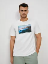 Camiseta blanca de corte regular con estampa de paisaje en el frente.