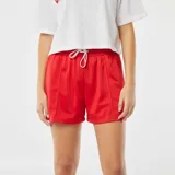 Camiseta corta blanca con cuello redondo y ribete rojo. Estampado frontal con la palabra "California" en rojo y debajo "Santa Mónica".