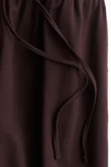 Pantalón marrón de punto de algodón, corte ancho, con cintura elástica y cordón de ajuste.