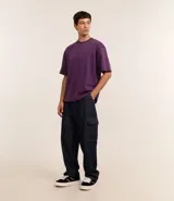 Pantalón de jean azul oscuro, modelo baggy, con bolsillos cargo laterales y cintura con trabillas.