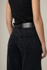 Jean de denim negro con corte wide leg y tiro alto.