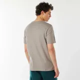 Camiseta gris con cuello redondo y manga corta. Estampado en el pecho con la palabra "Relax" en tipografía cursiva y la frase "summer club".