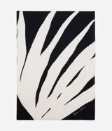 Pareo de playa rectangular confeccionado en viscosa con estampado de follaje en blanco y negro.