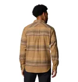 Camisa de franela Columbia para hombre, a cuadros en tonos negro, gris, beige y blanco. Confeccionada en algodón con elastano para mayor comodidad y flexibilidad. Cuenta con cuello abotonado, cierre frontal con botones, dos bolsillos en el pecho con cierre de botón y puños abotonados.