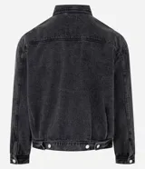 Campera de jean azul oscuro, corte boxy, con cuello inglés, cierre frontal con cremallera, manga larga y bolsillo con cierre en el pecho.