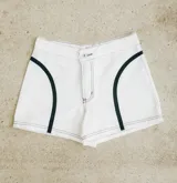 Short de denim marrón con apliques blancos en el frente.