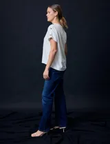 Blusa color blanco de lino marca Cable & Gauge, con aplique de botones en los hombros.