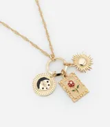 Collar dorado con cadena singapura y dijes colgantes: sol, luna, ojo turco y rosa.