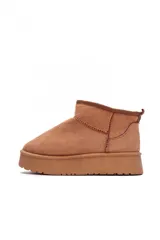 Botas cortas color beige con interior de piel sintética.