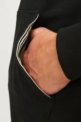 Canguro negro con capucha y cordones ajustables. Estampado frontal con la leyenda "Originals Jack & Jones".