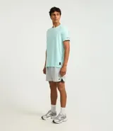 Remera deportiva celeste de poliéster y elastano, con cuello redondo, mangas cortas y tecnología dry fit.