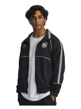 Campera deportiva Under Armour de la colección Terrace 96, color negro con detalles en blanco. Presenta cierre frontal, cuello alto, bolsillos laterales y logo de la marca en el pecho.