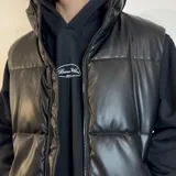 Chaleco puffer color crema, con cierre frontal y bolsillos laterales. Confeccionado en simil cuero.