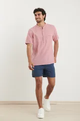 Camisa de manga corta color amarillo, con cuello mao y botones de coco.