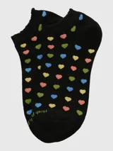 Calcetín corto negro con estampado de corazones pequeños en colores pastel (rosa, amarillo, verde, azul). Presenta un borde superior festoneado y suave.