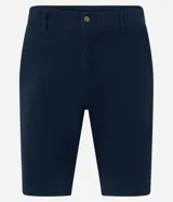 Bermuda masculina de corte slim, confeccionada en sarga lisa color blanco. Cuenta con bolsillos laterales, cierre con botón y cremallera, y trabillas para cinturón.