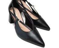 Zapato de tacón negro de charol con punta fina, tiras delgadas entrecruzadas sobre el empeine y hebilla plateada lateral. Tacón de bloque texturizado.