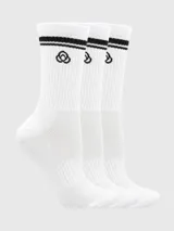 Pack de tres pares de calcetines negros con tres líneas horizontales blancas en la parte superior y logo bordado en blanco.