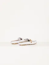 Mocasín mule blanco de cuero vacuno flor, con detalle de flecos en la capellada y hebilla metálica dorada.